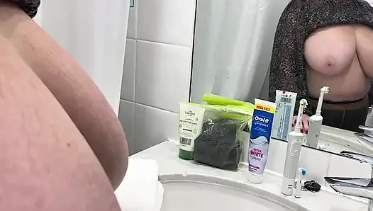 Frau reife füße tragen alte arbeitshosen und großes höschen