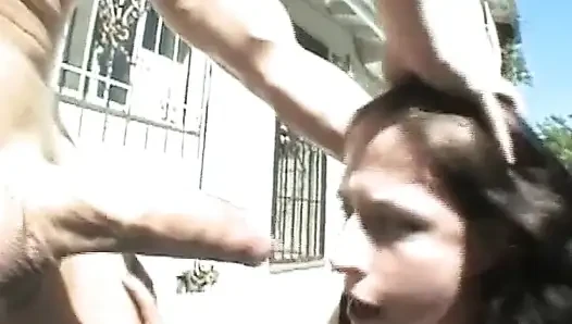 Video amatir cewek hot rambut cokelat lagi asik nyepong kontol di pinggir kolam renang