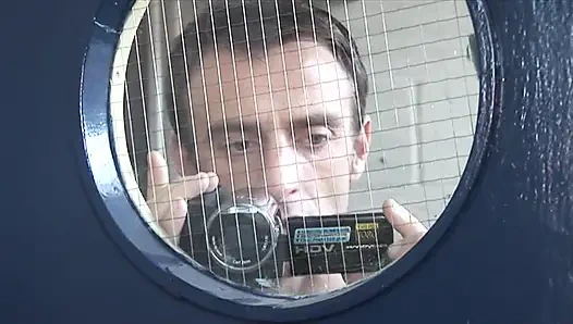 Тяжелая политая пизда похотливой девушки выглядит миниатюрной, полной камшота