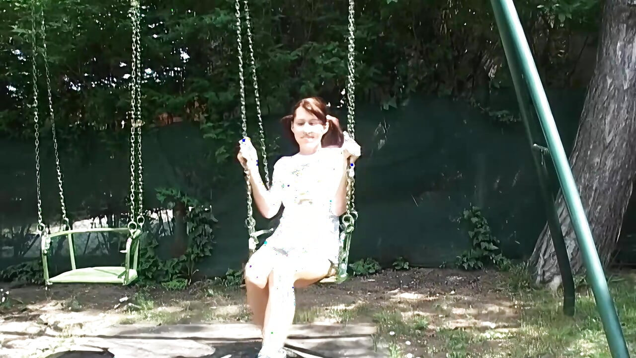 Drobna brunetka z dziarskimi cyckami zostaje ostro wyruchana przez faceta z dużym kutasem