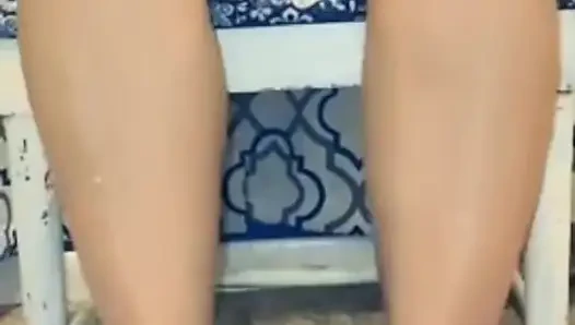 Şanslı bir hayran için ayakla muamele. Fetiş videosu