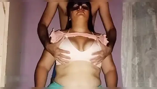 Suami saya kecanduan mengisap payudara alami saya yang besar, itu sebabnya setelah dipijat, dia mengisi saya dengan susu panas