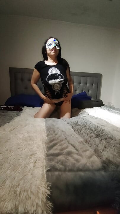 嬌小成熟大奶拉丁女的床上告白