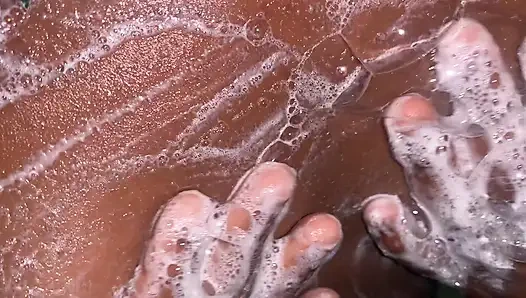 Cewek mungil kulit hitam lagi asik muasin kecilnya sendirian di kamar mandi