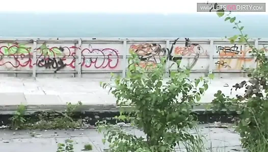 Cewek pirang diikat dan digantung dengan tali