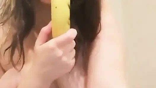 Muz emiyor ve mastürbasyon yapıyor
