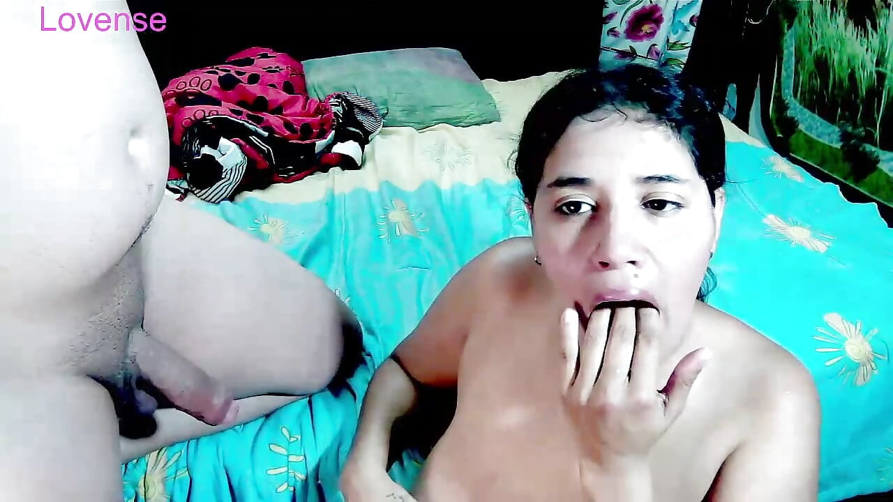 Britanly Brow squirt chatte masturbation avec la bouche pleine de sperme