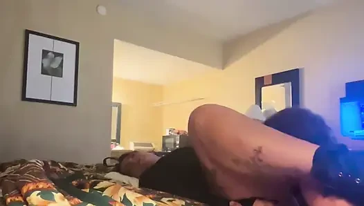 Schlampe mit dickem arsch bedient papi mit großem schwanz, blowjob, muschi essen und doggystyle