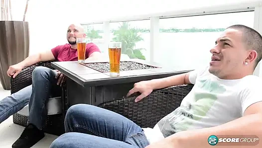 Pazartesi günü yeniden düzenlendi: karısı ve annesi Sky Haven, 45, iki sikişiyor