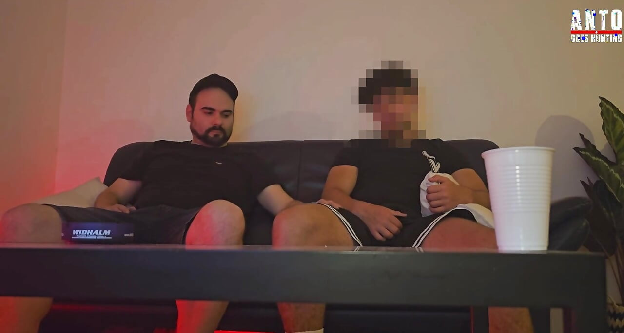 Großer schwanz, hetero, türkischer Kumpel "burak" lutscht erstmals einen schwanz nach gegenseitigem handjob beim porno gucken