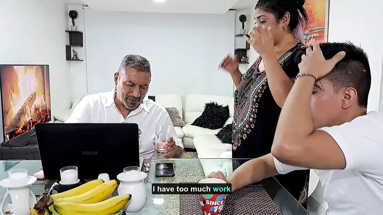 我用精液填满了我继母的脸，这个婊子喜欢我舔她的阴户