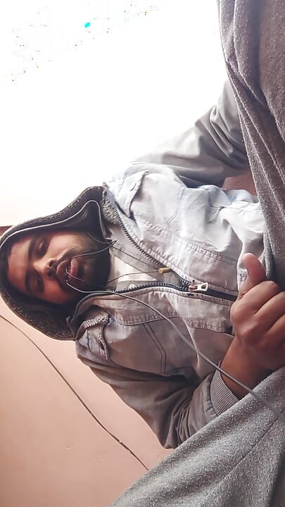 Drkanje velikog kurca dok gleda vruće