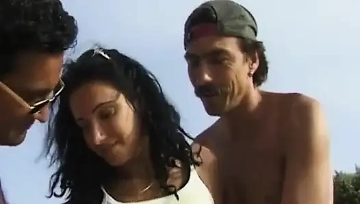 Süßes teen aus deutschland wurde am strand doppelt gefickt