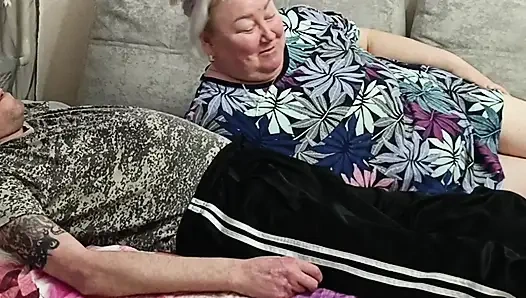 Мачеха сосет член, чтобы получить порцию горячей спермы в ее рот