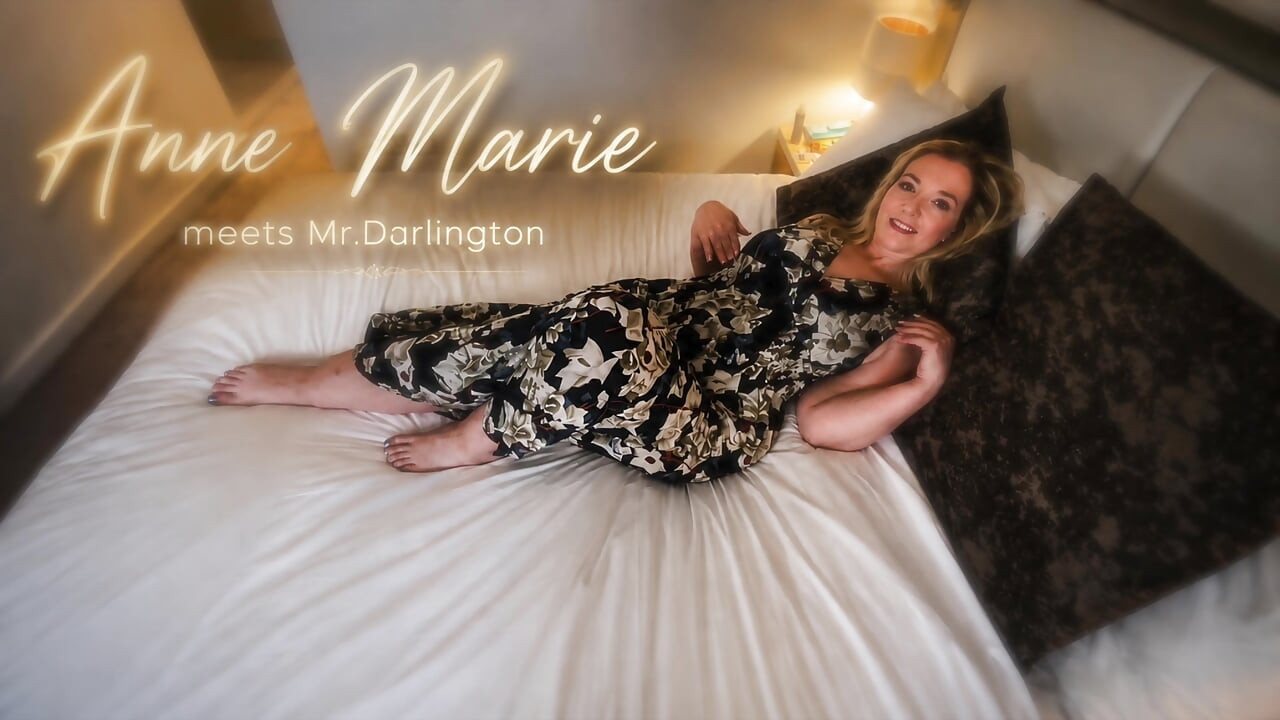 Die kurvige milf Anne Marie fickt ihren masseur im hotelzimmer.