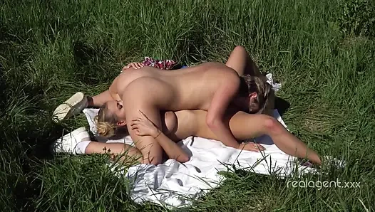 Genç Rus lezbiyenler sahada 69 yapıyor