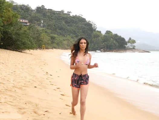 Brazilian amateur hottie Amanda Borges picked up on a beach for anal sex