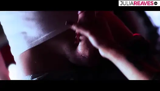 Amcığını yayan ateşli sikiliyor