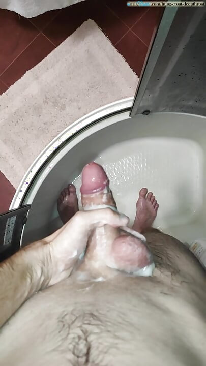 Mi sego il mio cazzo non circonciso in doccia