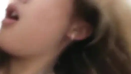 Kimmi Kahn ve Loni kameradaki adamın yarağını deniyor