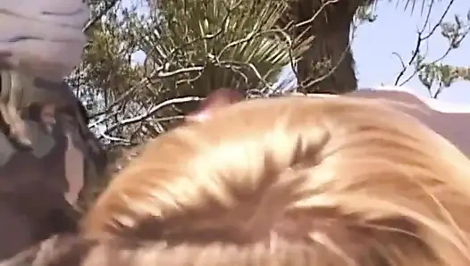 Горячая сексуальная грудастая девушка наслаждается большим толстым членом