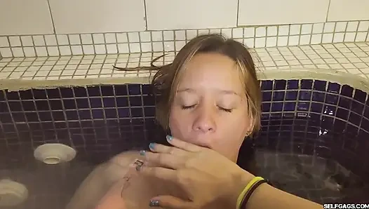 Check-in bis kink - Teil 2: Von Händen in der Wanne kontrolliert