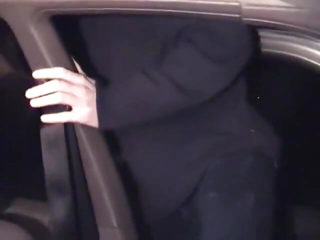 Orta yaşlı seksi kadın ve iki adam