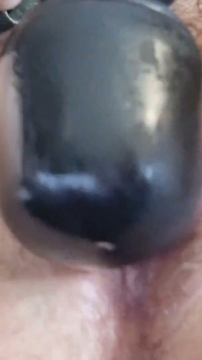 Pequena puta mijando usa uma saia de colegial e mijando em sua cama com luxúria | Clipe 2