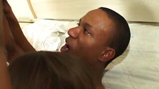 Две удивительные чернокожие девушки уделают одинокого мужчину на большой кровати дома