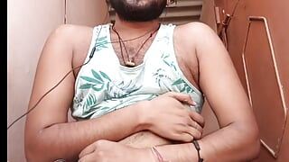 Un arrapante india ha lavoro in cucina viene afferrato da un uomo eccitato e Ismaatdeva sente completamente che orgasmo