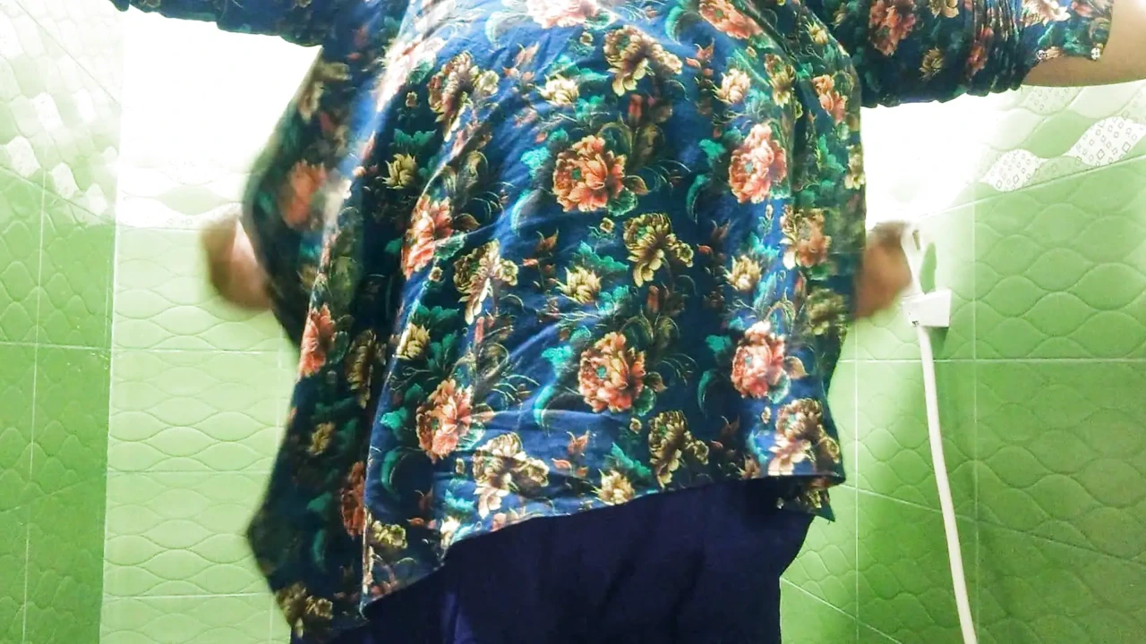 Üvey kız kardeşin banyo zamanı ayini ortaya çıktı - ne olduğuna inanamayacaksınız