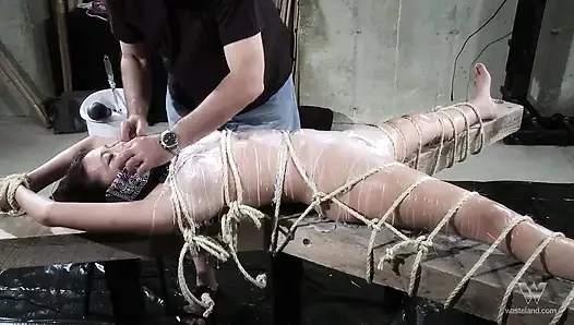 Связанной азиатской шлюшке в очках натирает киску Hitachi доминант