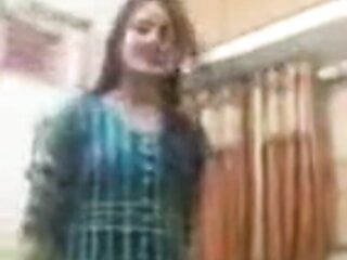 Mama vitregă pakistaneză pură se expune pe videoclip