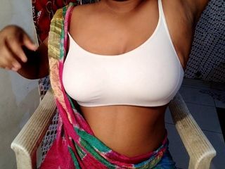 Desi sexy bhabhi open her saree and makes a video