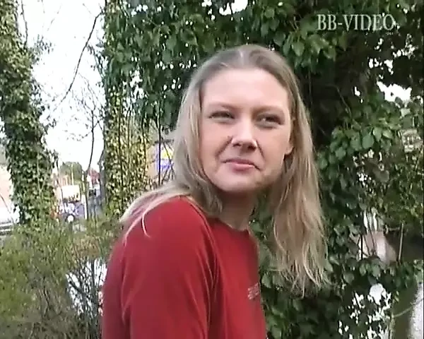 Ξανθιά νεαρή τραβιέται βίντεο σε POV καθώς χώνει το αγαπημένο της παιχνίδι μέσα στο μουνί της που απέχει από το σεξ