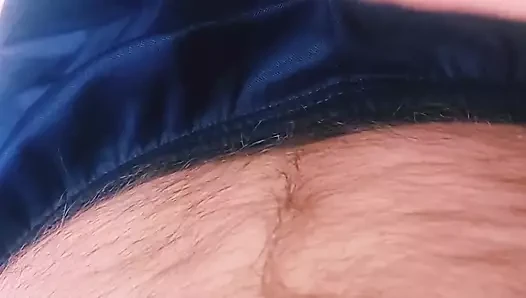 cumming içinde mavi şort