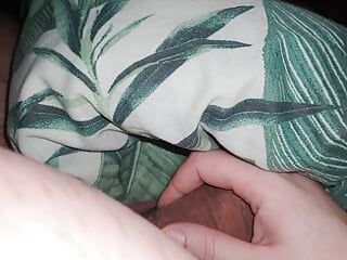 Une belle-mère au lit branle la bite de son beau-fils sans gants