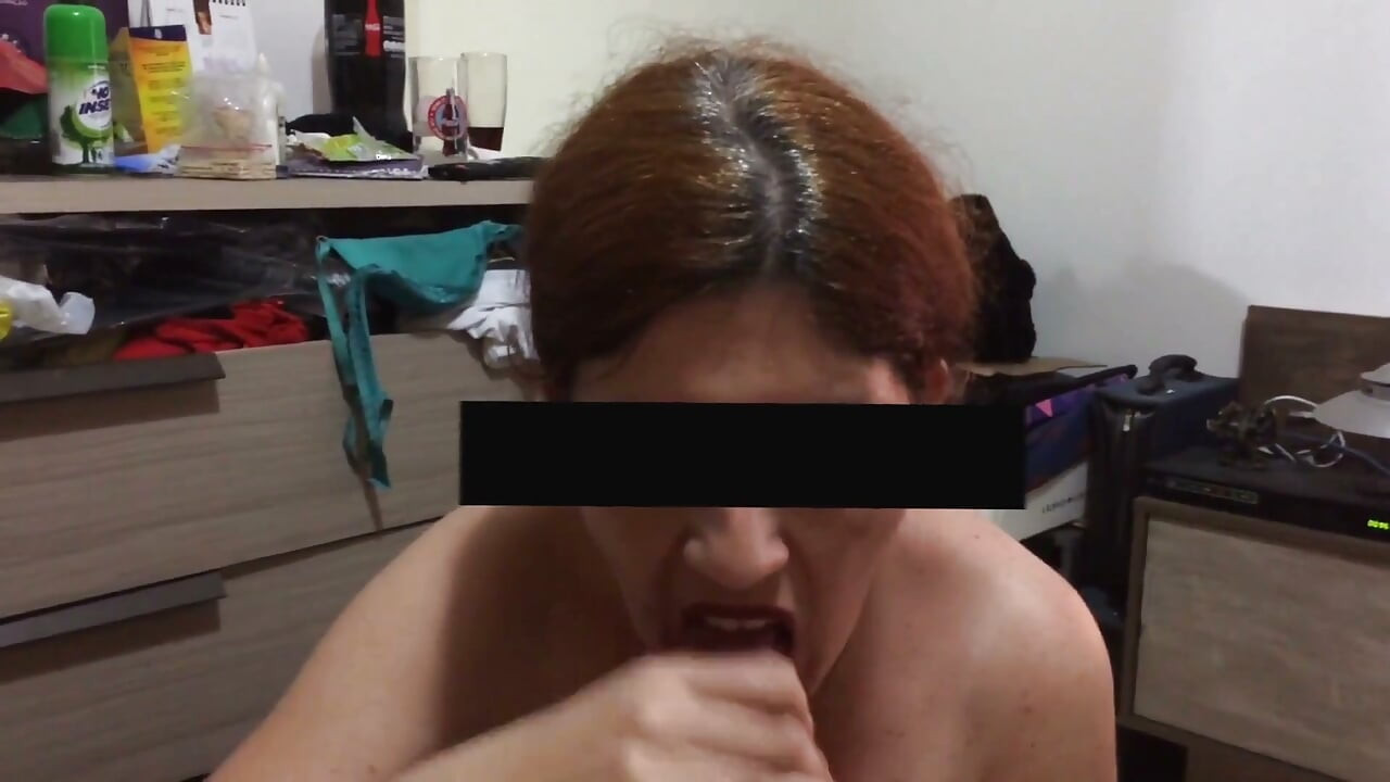 Soția roșcată suge și masturbează penisul până primește spermă în gură