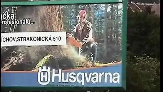 Almanya'dan bu bebeyi halka açık bir alanda işerken izleyin