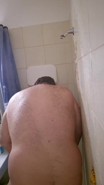 Debeljuškasti Tata Medvjed se Tušira | Isječak 1