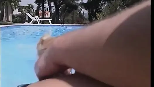 Yüzme havuzunda seksi sarışın götte yarak seviyor