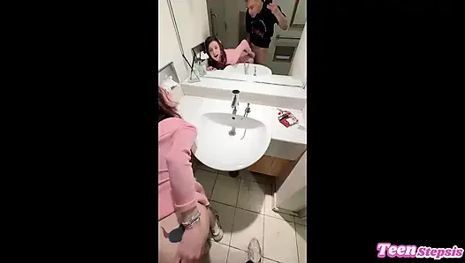 Daisy liebt es, in einer mall-badezimmer zu ficken