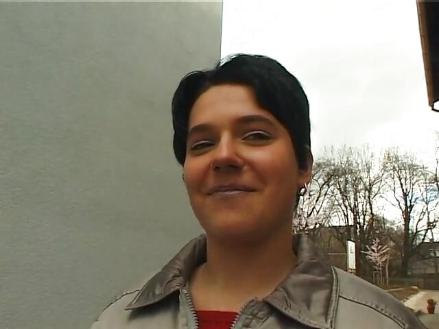 캐스팅에서 보지를 문지르고 손가락으로 문지르는 털이 무성한 갈색 머리