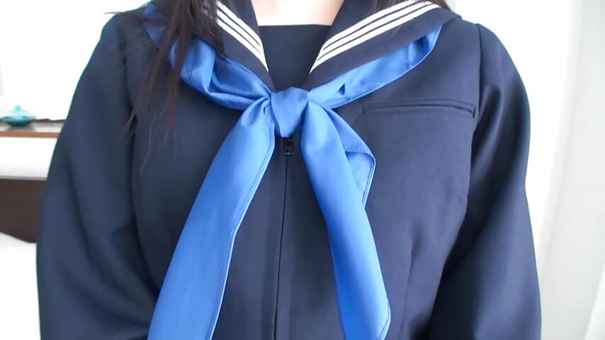 Adher umr ka aadmi aur vardidhari sundri.