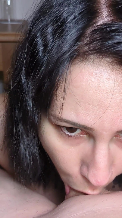 Awek Goth yang dipesan memberikan blowjob deepthroat di bilik hotel