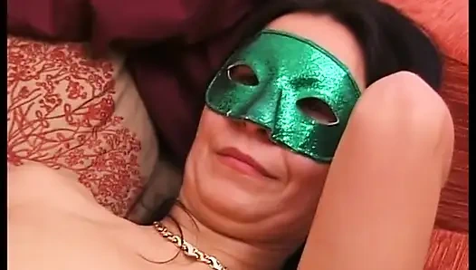 Wanita bertopeng kelas atas nyepong kontol yang nampaknya bukan salah satu suaminya...