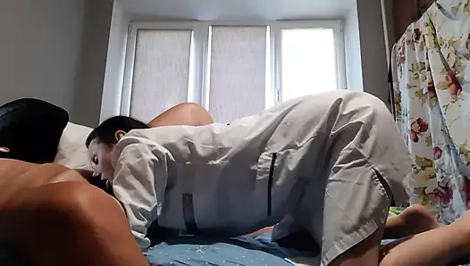İki hemşire bir hastayı sikiyor (ayak fetişi, oral seks, meme ucu yalama)