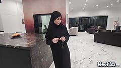 Crystal se précipite jusqu’au jugement - une histoire d’hijab - Nookies