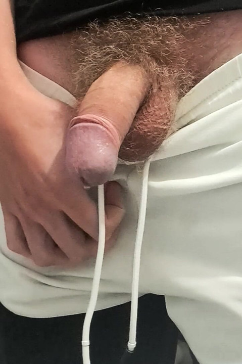 Hombre con un pene peludo
