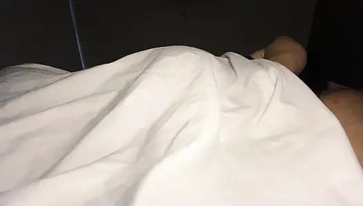 Meine stiefschwester spielt mit meinem schwanz unter den bettlaken und reibt ihn an ihrem arschloch